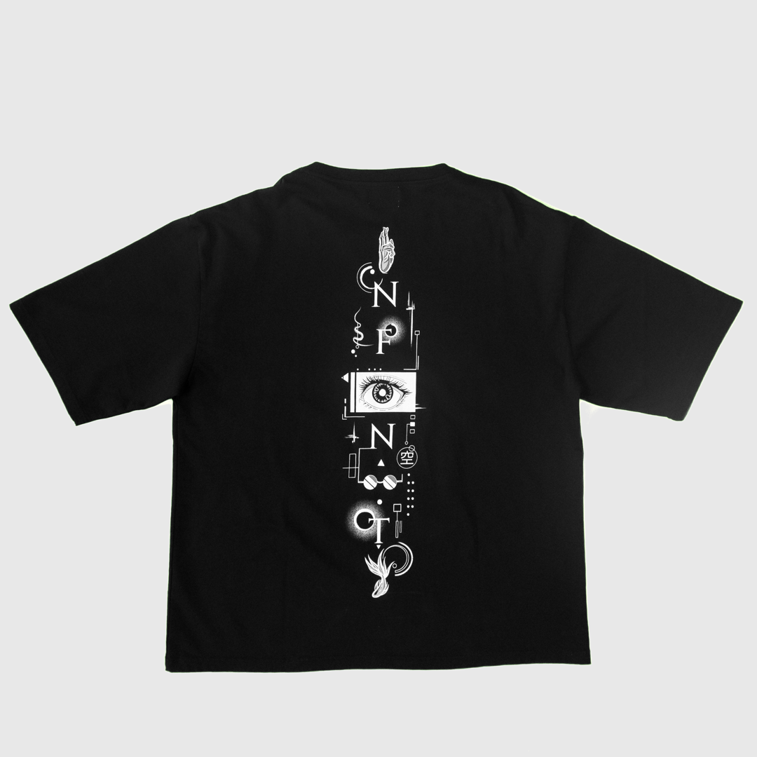 Das schwarze Infinity Shirt von Nakami. Auf dem Rücken ist ein Design mit Anime inspirierten Referenzen