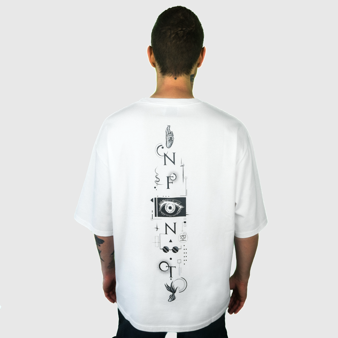 Ein Mann mit kurzen Haaren trägt das weiße Infinity Shirt von Nakami. Das Model ist der Kamera abgewandt