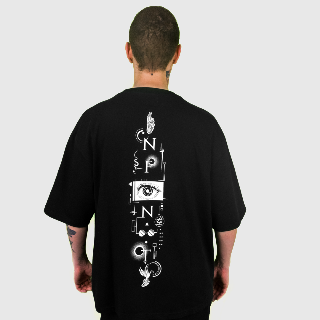 Ein Mann mit kurzen Haaren trägt das schwarze Infinity Shirt von Nakami. Das Model ist der Kamera abgewandt