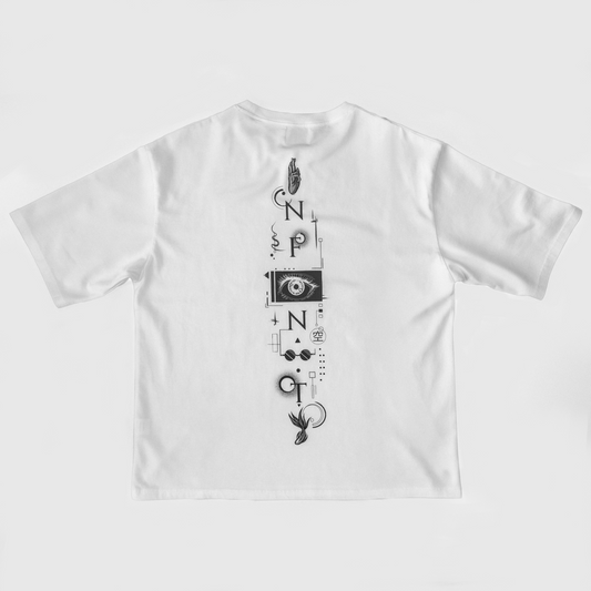 Das weiße Infinity Shirt von Nakami. Der Backprint mit einem Design aus subtilen Anime inspirierten Referenzen ist zu sehen
